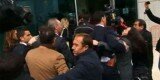 A la llegada de Fabra al CdT de Valencia, los policías y guardaespaldas contienen a los periodistas de forma expeditiva.