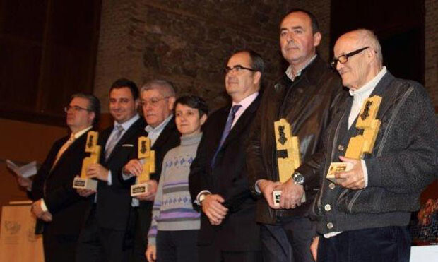 Los galardonados con sus trofeos posan junto a Paco Cuevas, Luis Barona, presidente y vicepresidente de la Federación de Ajedrez de la Comunidad Valenciana, respectivamente, y Mª Ángeles Vidal, directora gerente de la Fundación Deportiva Municipal de Valencia.