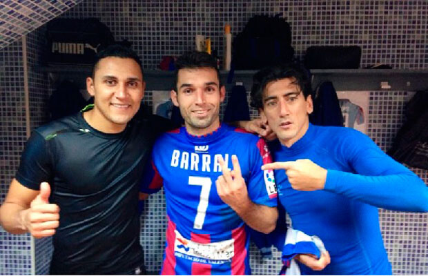 Keylor Navas subía a su perfil de Twitter esta imagen con el protagonista del partido, David Barral, y Ríos, que cuajó un gran partido.