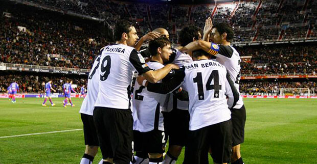 Los jugadores valencianistas celebran el primer gol de Piatti. Foto: VCF