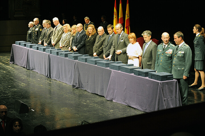Minuto de silencio por las víctimas del 11-M antes de comenzar el acto de entrega de 365 condecoraciones a las víctimas de los atentados de Madrid en el Teatro Real