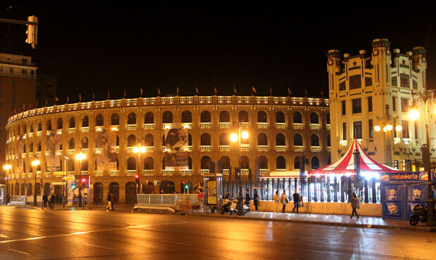 Plaza de Toros, con los carteles de la Feria taurina de Fallas luciendo en su fachada.