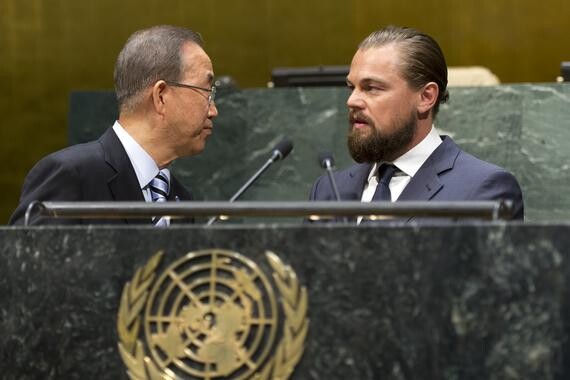 El Secretario General Ban Ki-moon (izquierda) y Leonardo DiCaprio (derecha), designado recientemente Mensajero de la Paz de la ONU, en la Sala de la Asamblea General de la ONU en Nueva York.