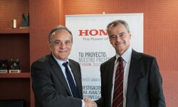 Manel del Castillo, Director Gerente de HSJD y Marc Serruya, Presidente de Honda, en la firma del acuerdo.