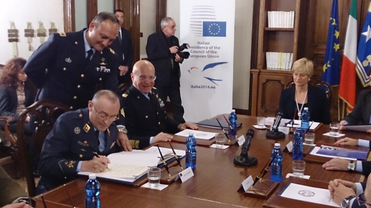 Italia, nuevo integrante del Mando Aéreo de Transporte Europeo (EATC) El general Santiago Guillén en el momento de la firma que da entrada a Italia como nuevo miembro del EATC, ante la presencia de la ministra de Defensa y jefe de la Fuerza Aérea italiana