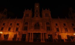 La fachada principal del Ayuntamiento de Valencia totalmente apagada.