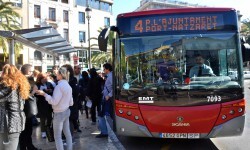 Línea 4 a Nazaret a su paso por la Plaza de la Reina. Foto: E.M.T. Valencia