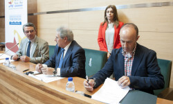 Firma del convenio de rutas medioambientales con Andilla. Foto: Abulaila