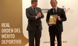 Miguel Cardenal (izda), aplaude la entrega de la placa a Javier López del Hierro.