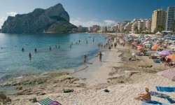 Calpe, playa de Levante. Foto de archivo.