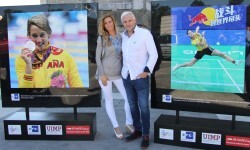 Cañizares y su esposa, delante de las fotografías de Mireia Blemonte y Carolina Marín, de la muestra "Héroes del deporte"