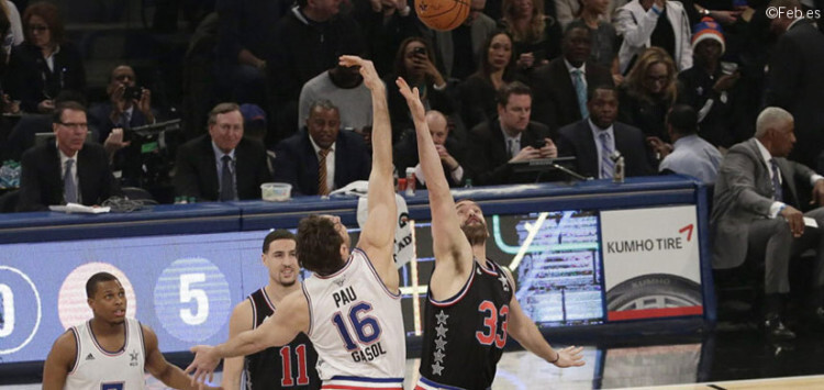 El histórico salto inicial del pasado All Star de la NBA, primero entre dos hermanos, fue protagonizado por Pau y Marc Gasol. Foto: FEB