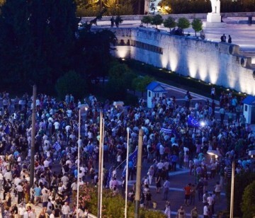 Miles de personas se manifestaron ayer en el centro de Atenas para pedir al Gobierno que logre un acuerdo con los acreedores.