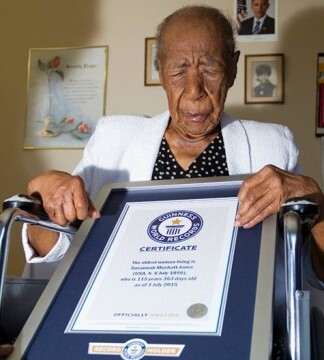 Susannah Mushatt Jones, recibiendo el certificado que la reconoce como la más anciana