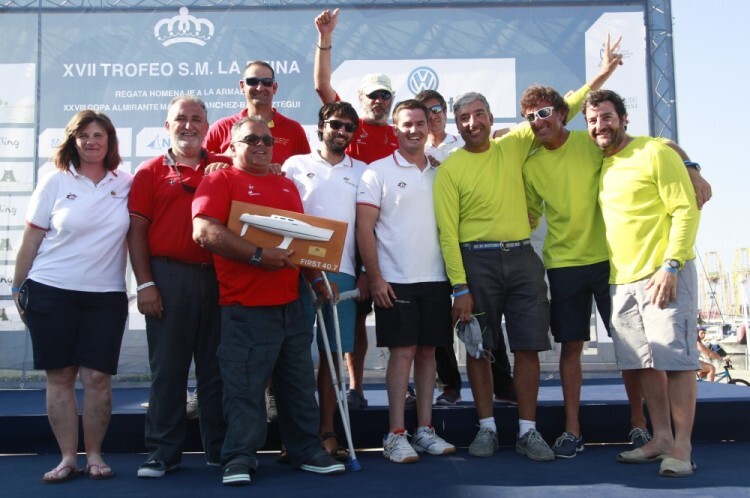 El equipo paralímpico de vela recibe la metopa de vencedor de clase First 40.7 de manos de Javier de Tomás