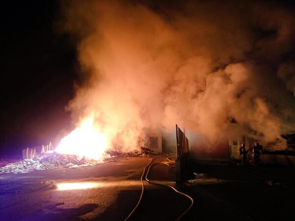 Incendio de una nave industrial esta noche Belgida (2)