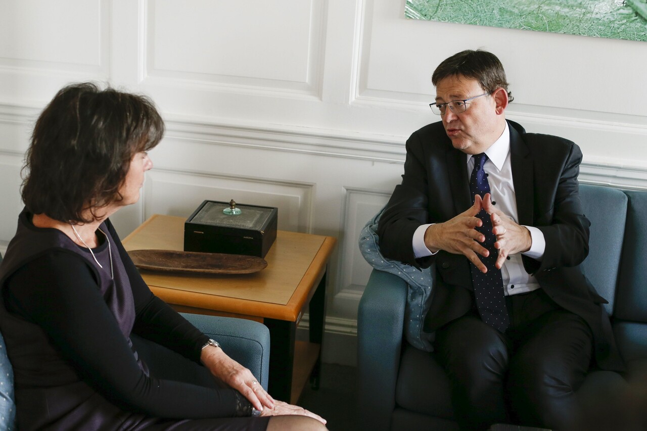 GRA337. NUEVA YORK (EE.UU.), 27/10/2015.- El presidente de la Generalitat, Ximo Puig (d), durante la reunión mantenida con Ninette Kelley, representante de Acnur, hoy en Nueva York (EE.UU.). EFE/KENA BETANCUR