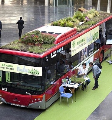 Un autobús de la EMT en una salón de ferias.