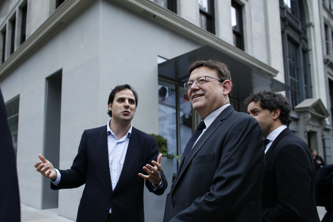 NY02. NUEVA YORK (EE.UU.), 25/10/2015.-El presidente de la Generalitat Ximo Puig (D) habla a Santiago Manent director general de Porcelanosa USA mientras llega a visitar la nueva tienda del parque Madison hoy, Domingo 25 de Octubre de 2015, en Nueva York (EE.UU.). EFE/KENA BETANCUR