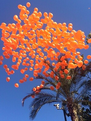 lanzamiento al aire de cientos de globos en la Plaza del Ayuntamiento con motivo del 9 d'Octubre.