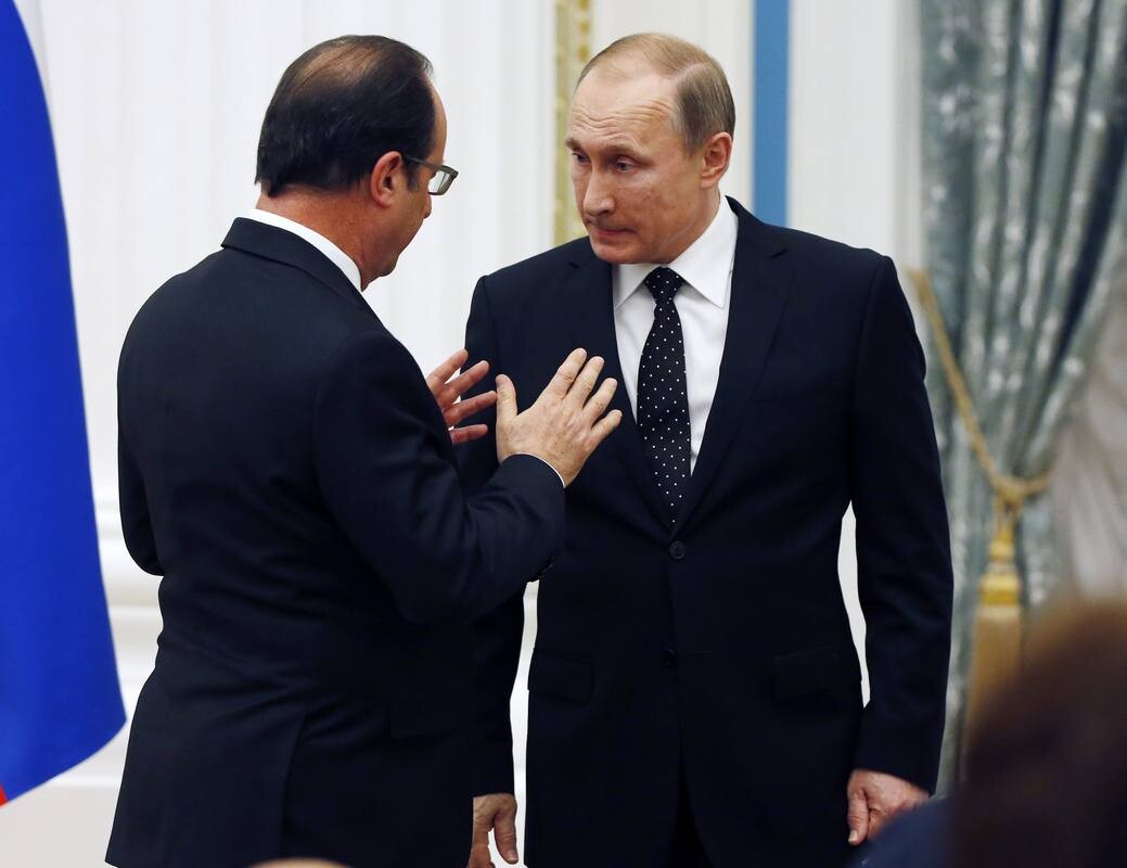 MOS76 - MOSCÚ (RUSIA), 26/11/2015.- El presidente ruso, Vladimir Putin (d), y su homólogo francés, Francois Hollande, hablan hoy, jueves 26 de noviembre de 2015, a una conferencia de prensa después de su encuentro en el Kremlin, en Moscú (Rusia). Hollande llegó a Moscú para discutir su coodinación para combatir la formación del llamado Estado Islámico en Siria. EFE/SERGEI CHIRIKOV