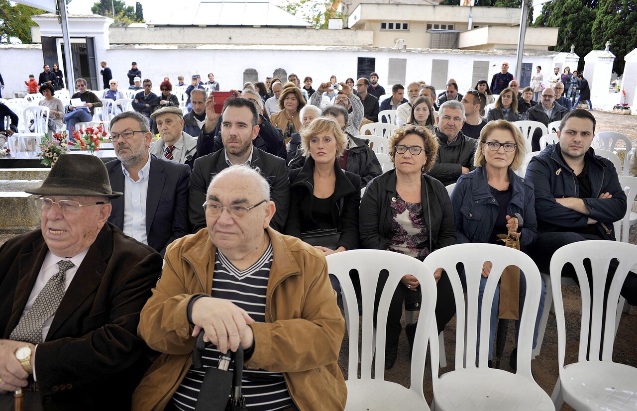 Homenatge i recort a les victimes del franquisme a la fossa comuna del cementeri civil de Castelló-