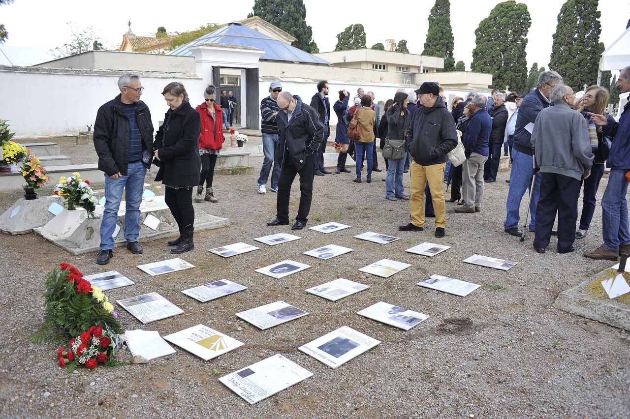 Homenatge i recort a les victimes del franquisme a la fossa comuna del cementeri civil de Castelló-