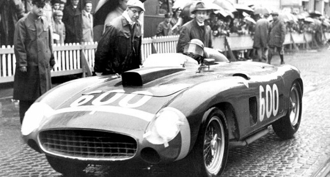 Juan Manuel Fangio conduciendo el Ferrari.