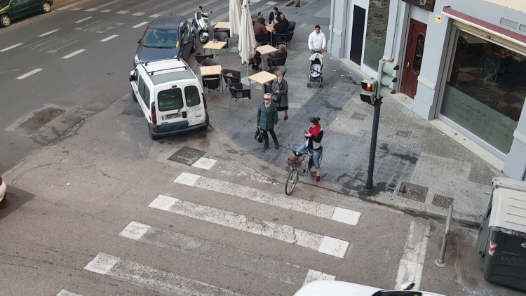 Las bicicletas no pueden ir por las aceras, sino por carriles señalizados (10)
