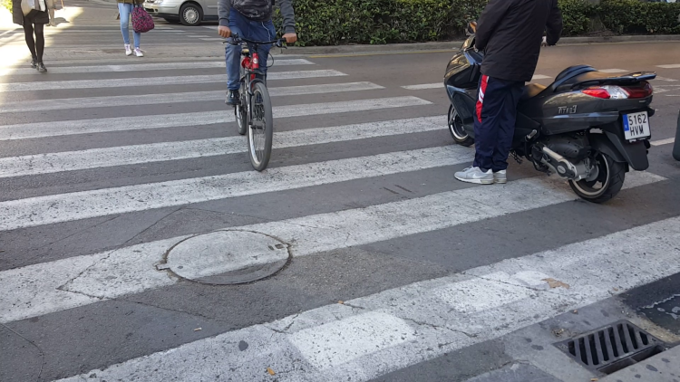 Las bicicletas no pueden ir por las aceras, sino por carriles señalizados (14)