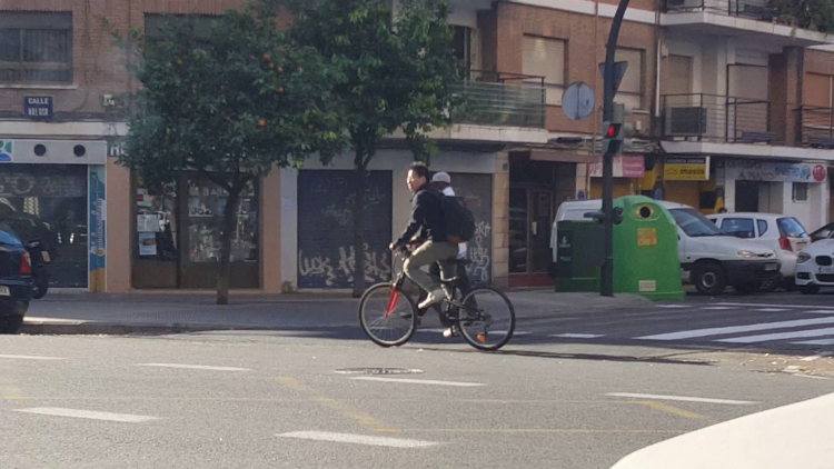 Las bicicletas no pueden ir por las aceras, sino por carriles señalizados (23)