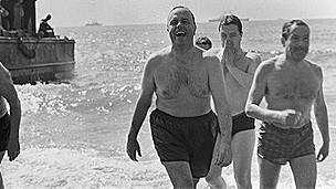 Ministros del gobierno español se bañaron en playas de Palomares para generar confianza.