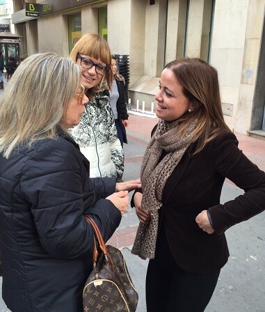 Ana Montagut charla con vecinos de la localidad de Burriana. (Foto-Valencia Noticias).
