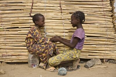 ACNUR/UNHCR/Hélène Caux - Ibrahim y su hermana Larama, de 13 años, hablan frente a su tienda en el campo de Minawao, Camerún.