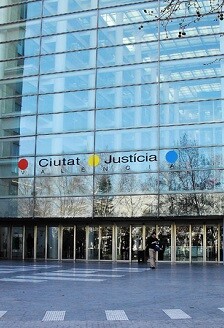 La oficina, según el decano, debería estar atendida por un trabajador social y un abogado.