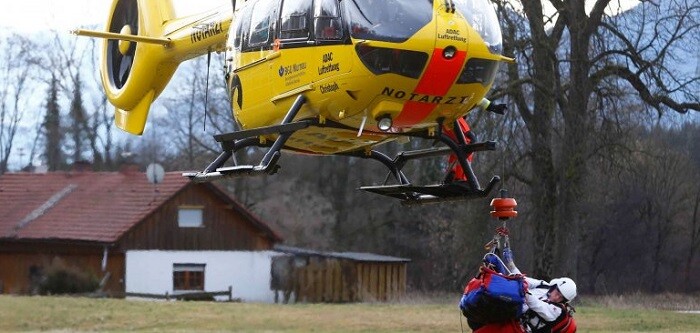 Más de dos horas después del accidente, los servicios de emergencia seguían intentando llegar hasta varias personas atrapadas.
