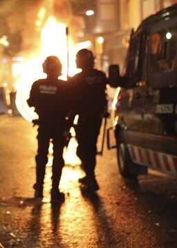 Dos policías y cuatro manifestantes resultaron heridos durante la reyerta.