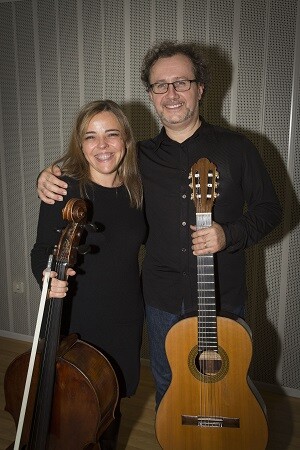 Elena Solanes y Ruíz del Puerto en un dúo de cello y guitarra.