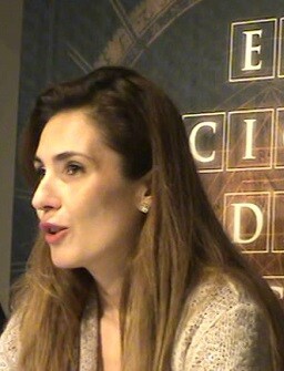 La autora también busca la complicidad de los lectores más jóvenes.