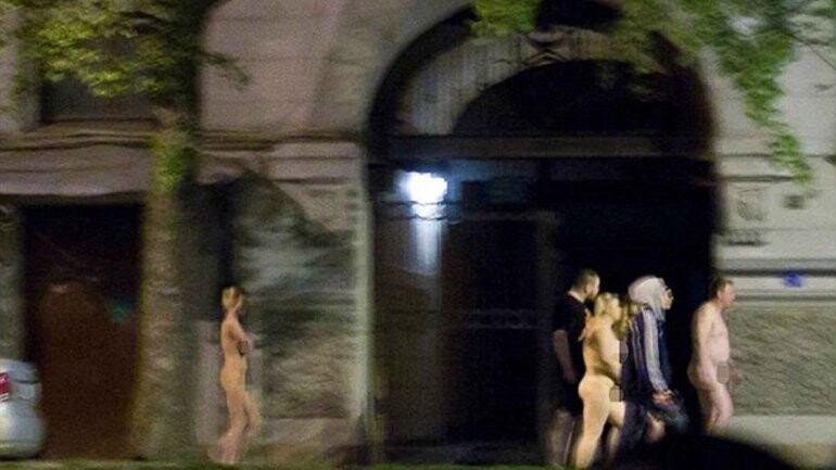 La policía rusa obligó a 11 prostitutas y sus clientes a caminar desnudos por San Petersburgo (1)