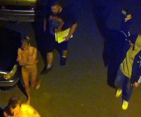 La policía rusa obligó a 11 prostitutas y sus clientes a caminar desnudos por San Petersburgo (4)