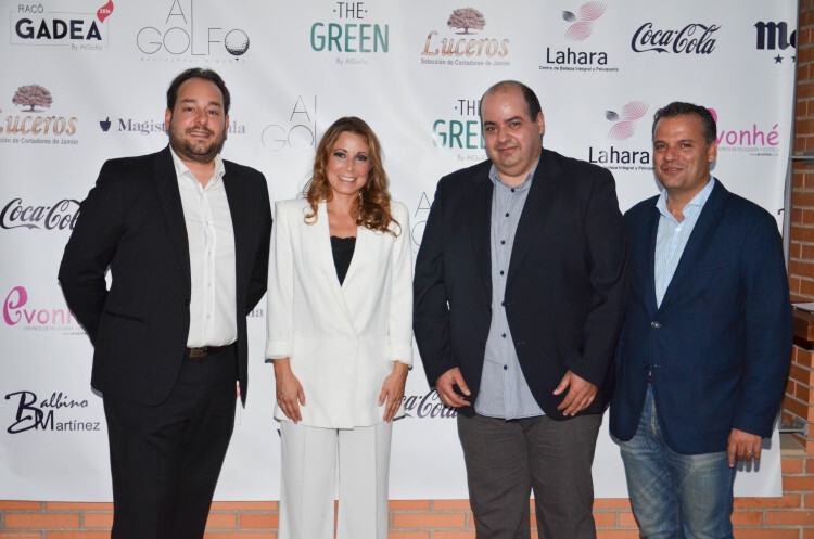 Verónica Rico junto a Javier Martínez y Fernando Gómez, de las empresas colaboradoras Luceros Selección de Cortadores de Jamón y Comercial Tabarca.