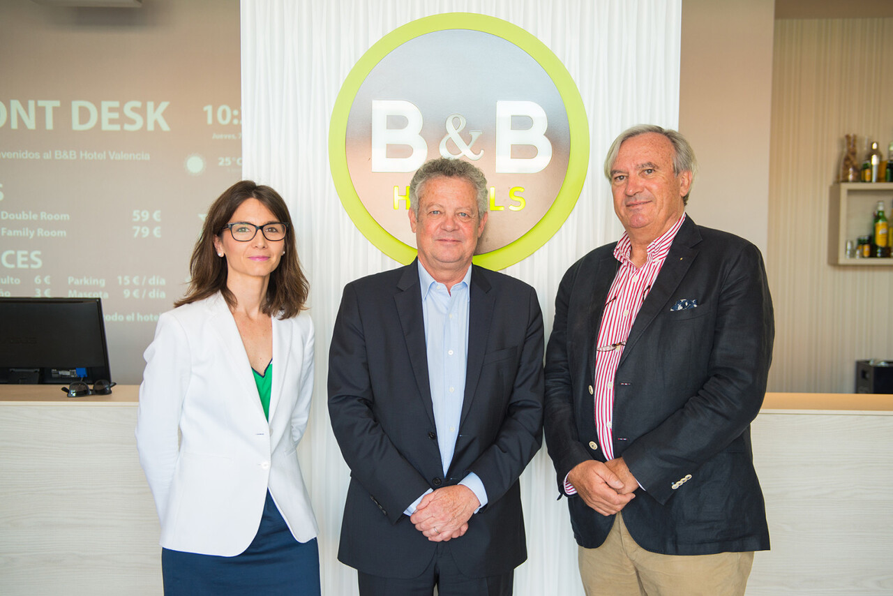 Ana López (directora financiera de B&B), Georges Sampeur (CEO de B&B) y Dennis Derrien (Administrador de la cadena)