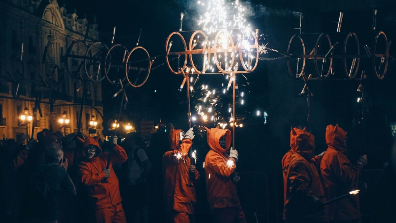 El centro de Valencia se llena de sonido, luz y color con el Correfoc (2)