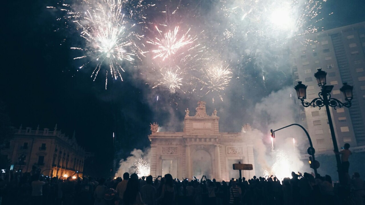 El centro de Valencia se llena de sonido, luz y color con el Correfoc (3)