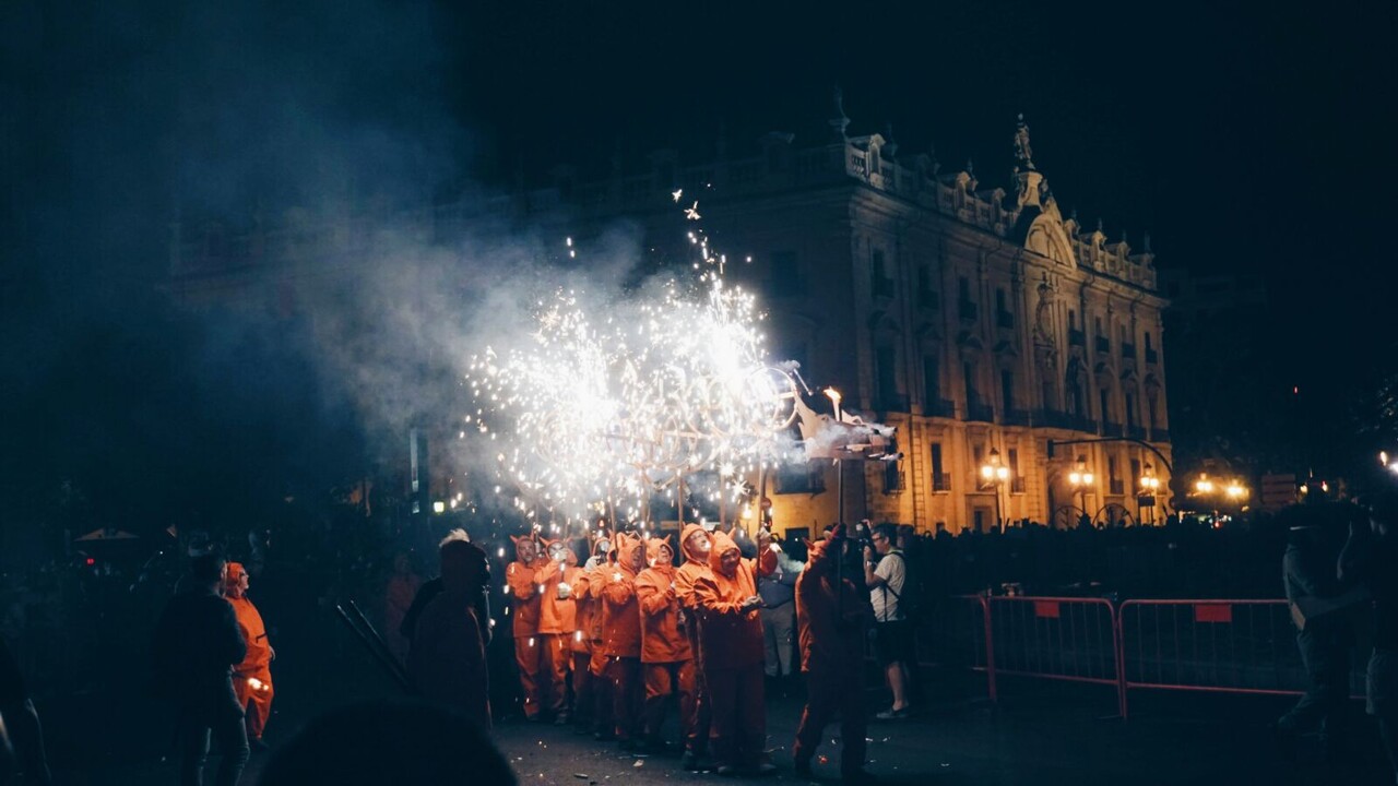 El centro de Valencia se llena de sonido, luz y color con el Correfoc (4)