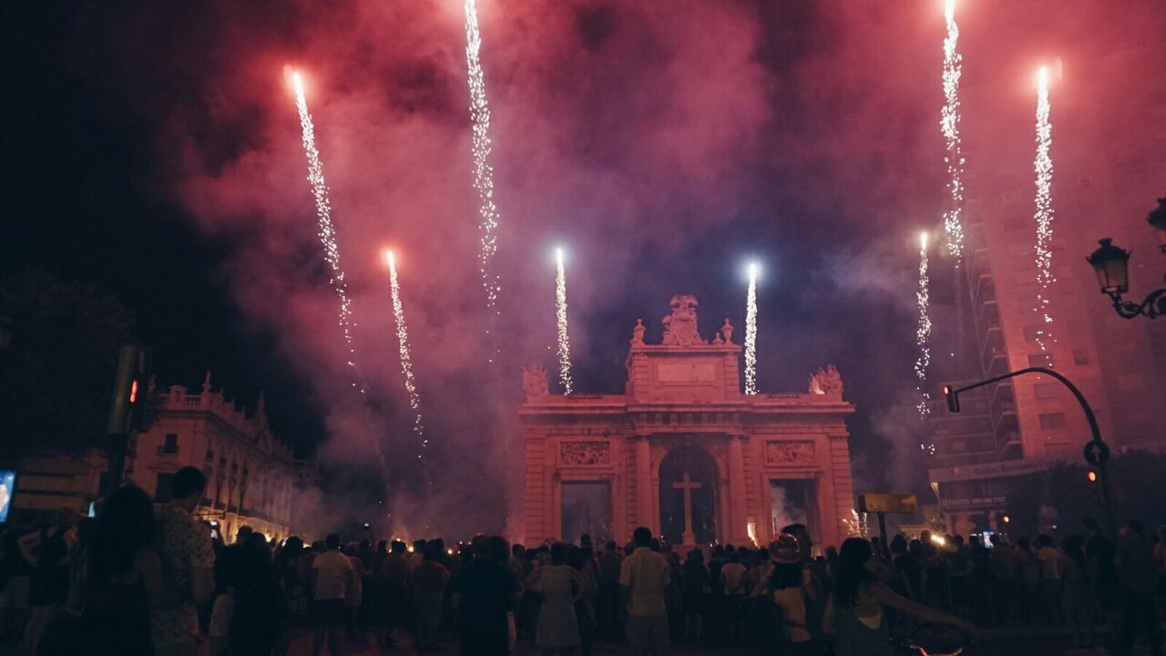 El centro de Valencia se llena de sonido, luz y color con el Correfoc (5)