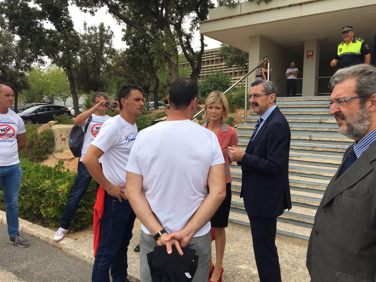 Policías Locales de la Comunitat Valenciana, protestan hoy en la entrega de medallas en el IVASPE (1)