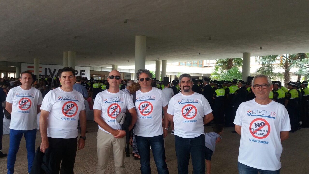 Policías Locales de la Comunitat Valenciana, protestan hoy en la entrega de medallas en el IVASPE (2)