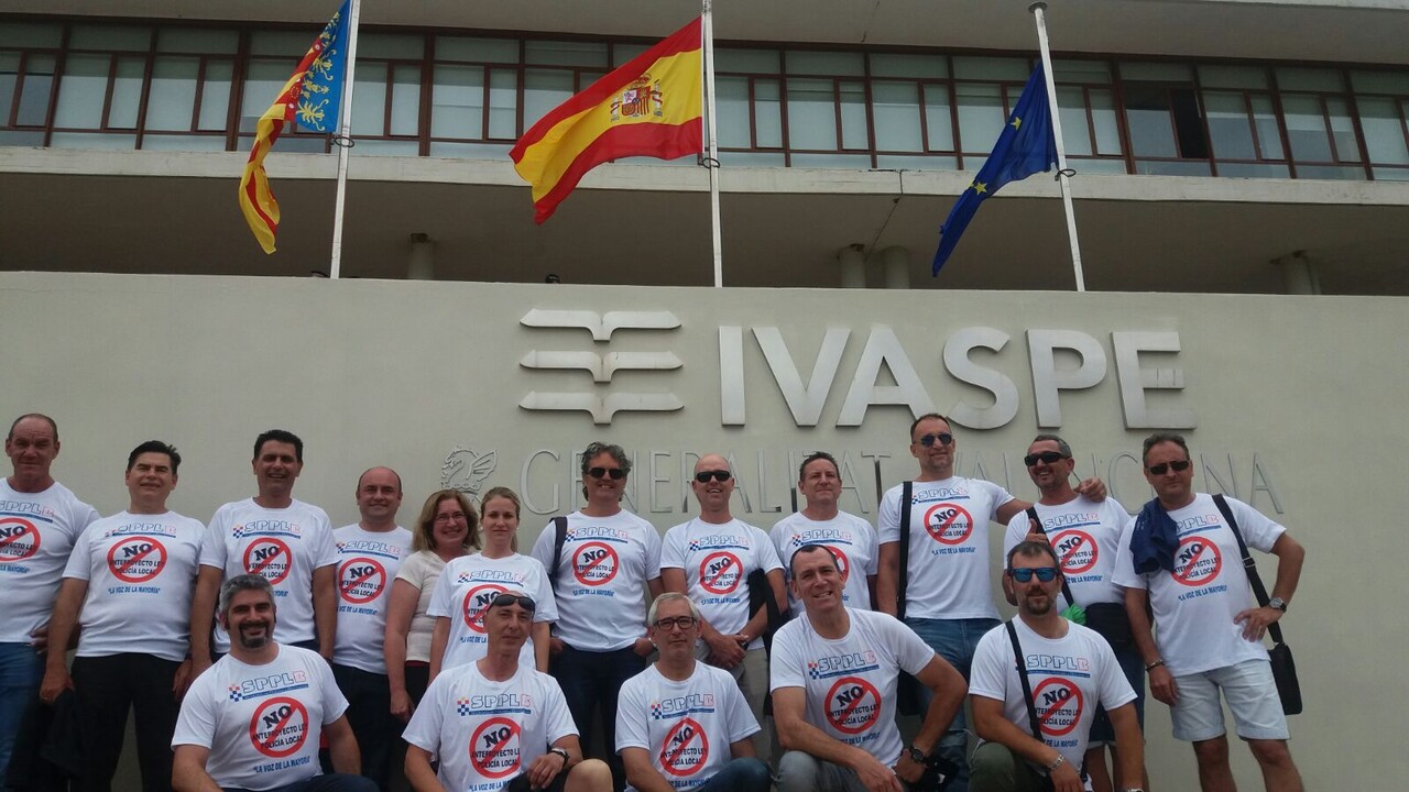 Policías Locales de la Comunitat Valenciana, protestan hoy en la entrega de medallas en el IVASPE (3)